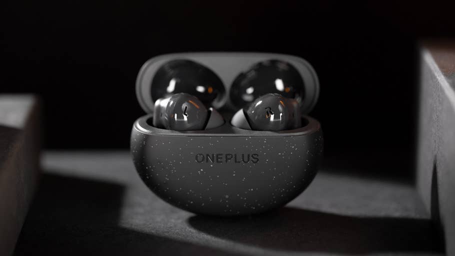 OnePlus Nord Buds 3 Pro in einem fleckigen, teilweise geöffneten Ladegehäuse.