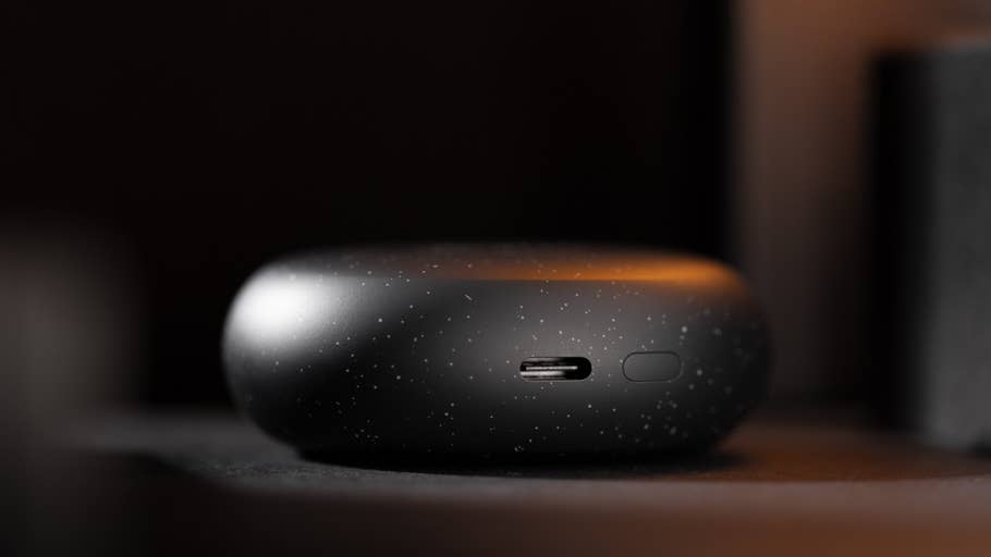 Nahaufnahme des Ladegehäuses der OnePlus Nord Buds 3 Pro mit USB-C-Anschluss.