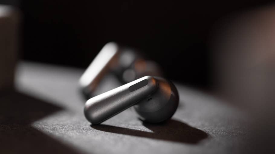 Nahaufnahme der drahtlosen Kopfhörer OnePlus Nord Buds 3 Pro auf einer dunklen Oberfläche.