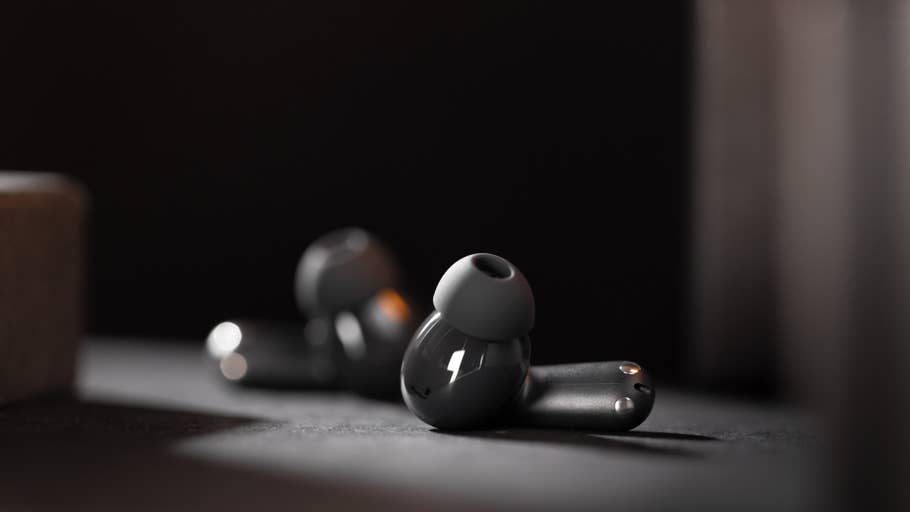 Nahaufnahme der drahtlosen Kopfhörer OnePlus Nord Buds 3 Pro auf einer dunklen Oberfläche.