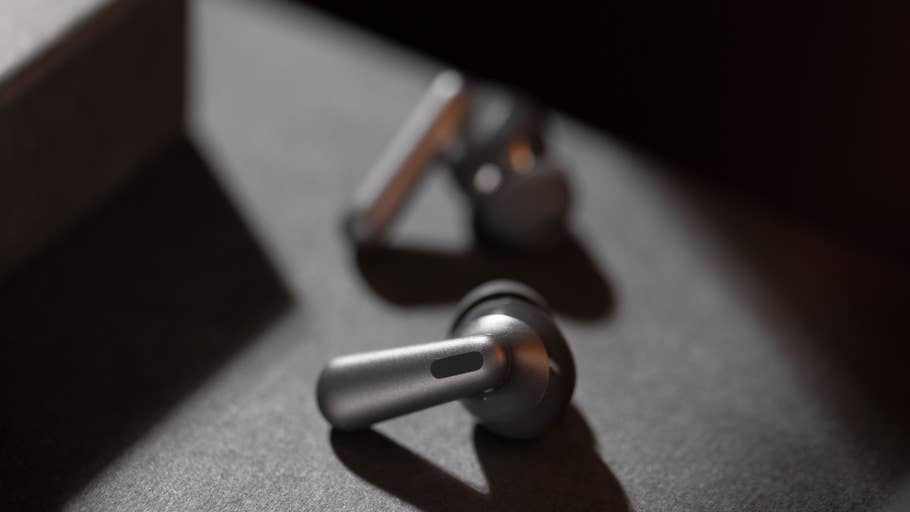 Nahaufnahme der drahtlosen Ohrhörer OnePlus Nord Buds 3 Pro auf einer dunklen Oberfläche.