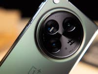 Blick auf die Hauptkamera des OnePlus Open