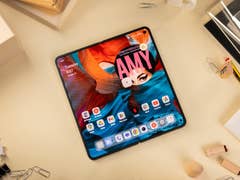 Aufgeklapptes OnePlus Open mit aktivem Display liegt auf dem Tisch