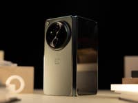 OnPlus Open steht aufgeklappt mit Kamera nach vorn auf einem Tisch