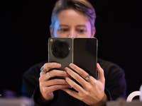 Camila hält das OnePlus Open in die Kamera.