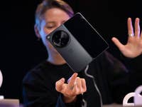 Eine Person, die das OnePlus One auf einem Finger balanciert