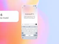 Ein Mobiltelefon zeigt den Einführungstext zu GPT-5 vor einem bunten Hintergrund.