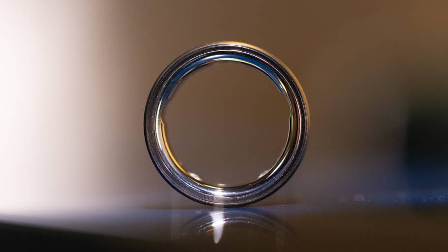 Nahaufnahme eines Oura Rings, der sein elegantes Design und die glänzende Oberfläche zeigt.