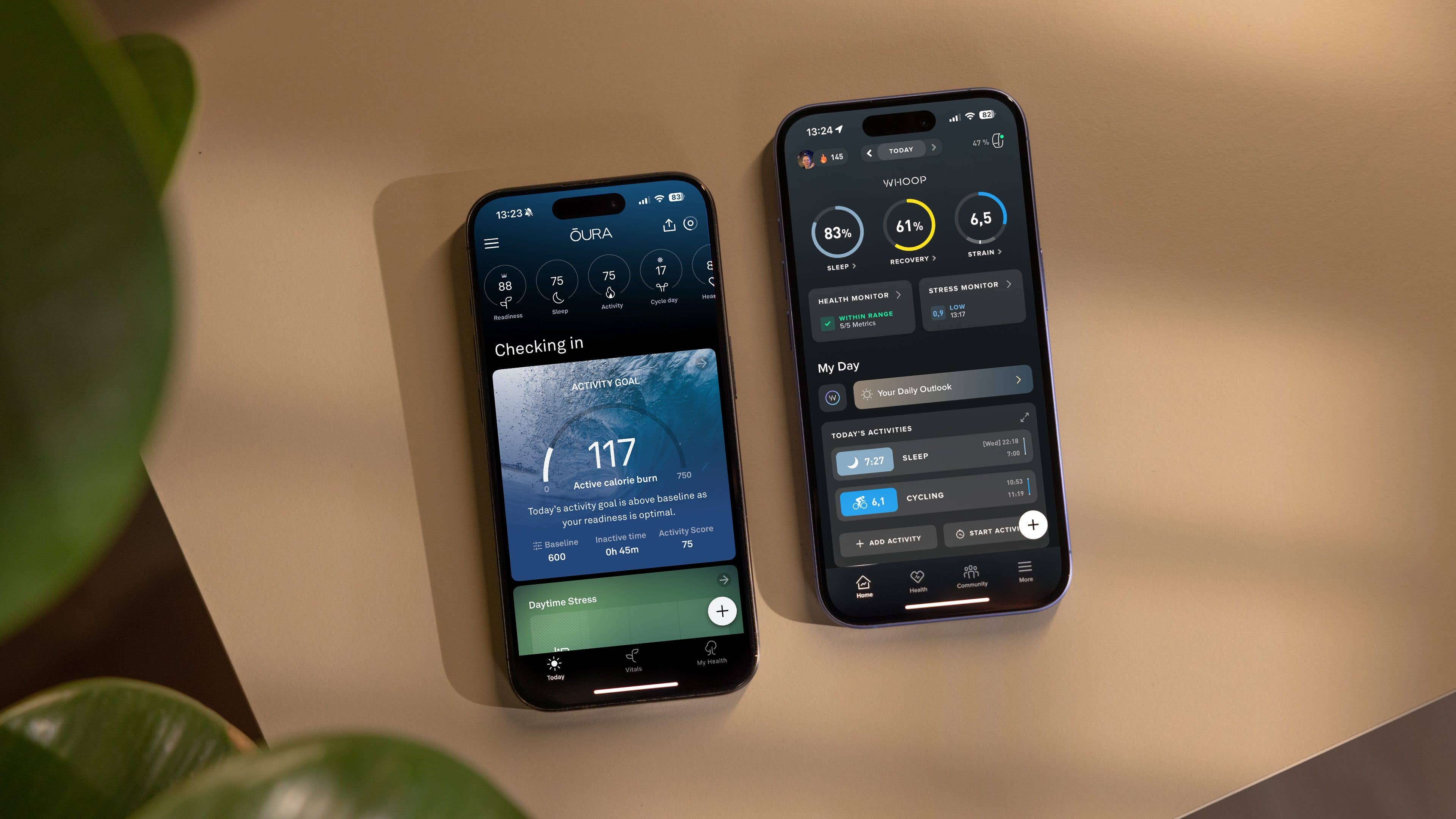 Zwei Smartphones, die Gesundheits-Tracking-Apps anzeigen: Oura links, Whoop rechts, auf einer hellen Oberfläche.