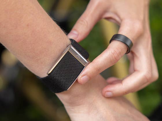 Whoop MG vs. Oura Ring 4: Welches Wearable ist besser fürs Gesundheits-Tracking?