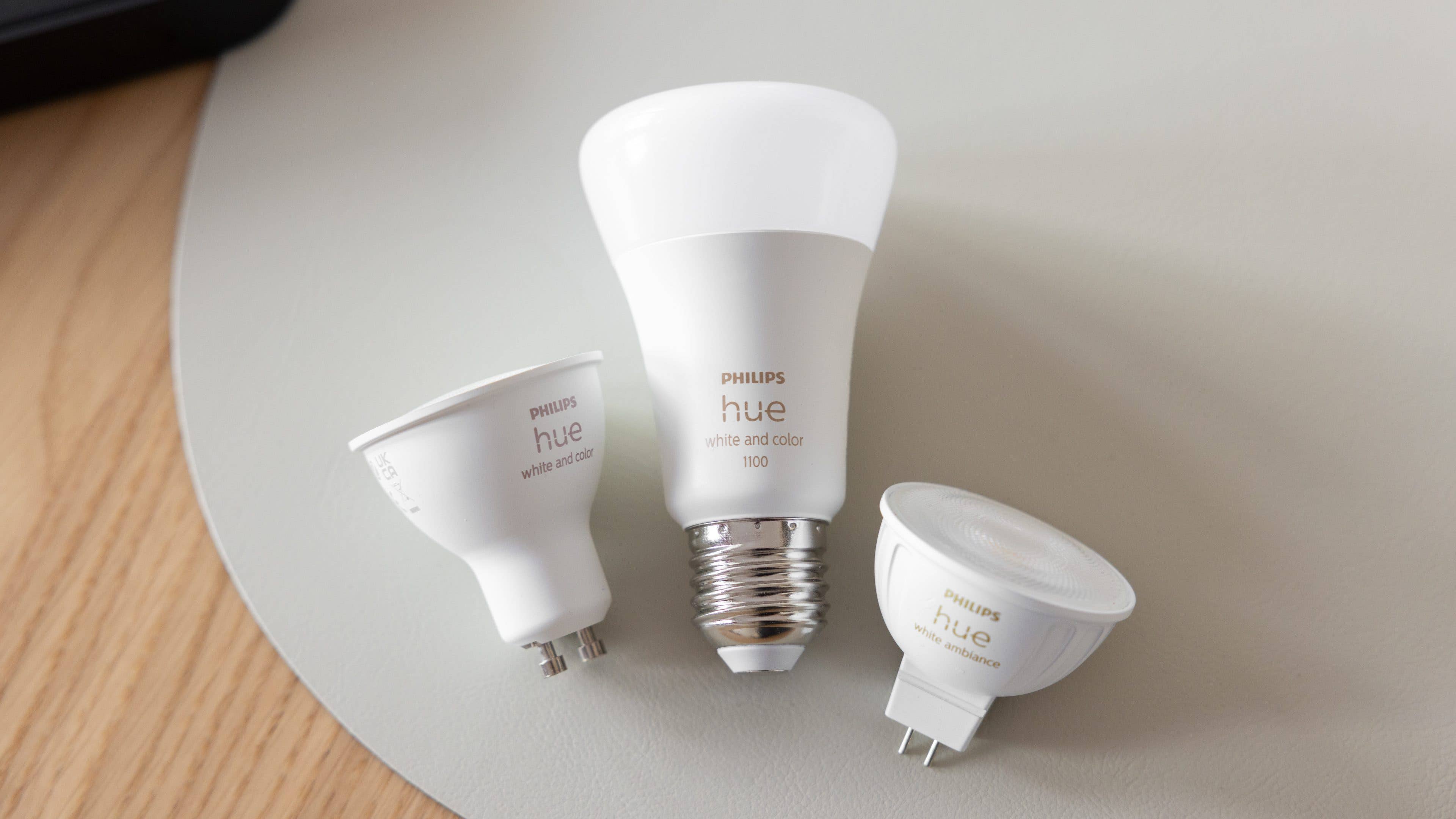 Drei Philips Hue Smart-Glühbirnen auf einer hellen Oberfläche.