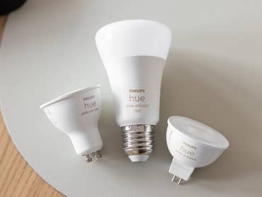 Drei Philips Hue Smart-Glühbirnen auf einer hellen Oberfläche.