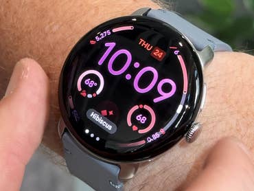 Eine Google Pixel Watch 4 zeigt die Uhrzeit 10:09 und Fitnessdaten an einem Handgelenk.