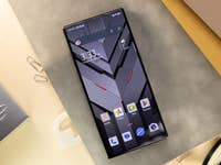 Nubia Redmagic 9 Pro in der Hand des nextpit-Redakteurs