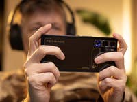 Nubia Redmagic 9 Pro in der Hand des nextpit-Redakteurs