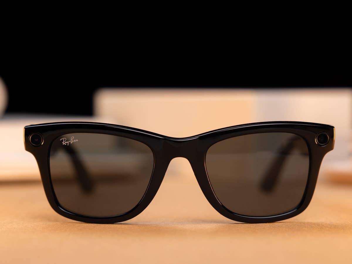 Ray-Ban und Meta präsentieren die Smartglasses der nächsten Generation. Links die Aufnahme-LED und rechts die 12-MP-Kamera. Meta Smart Glasses