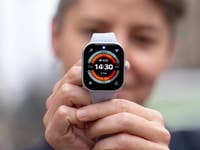 Eine Person hält eine Redmi Watch 5, die Zeit und Gesundheitsdaten anzeigt.