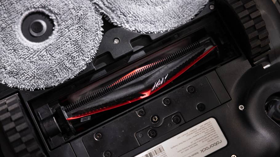 Nahaufnahme des Innenraums des Roborock Saros Z70 mit einer roten Bürste und Mikrofasertüchern.