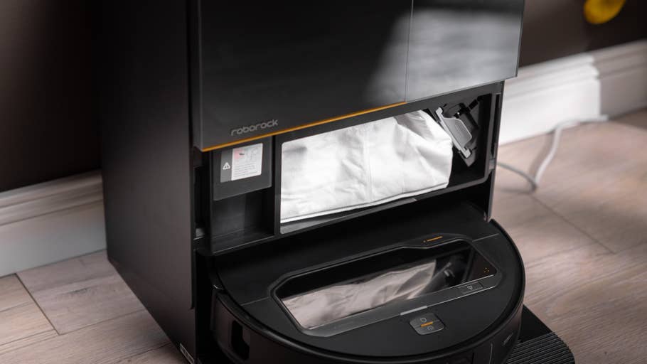 Roborock Saros Z70 Saugroboter mit offenem Staubbehälter, der einen Staubbeutel zeigt.