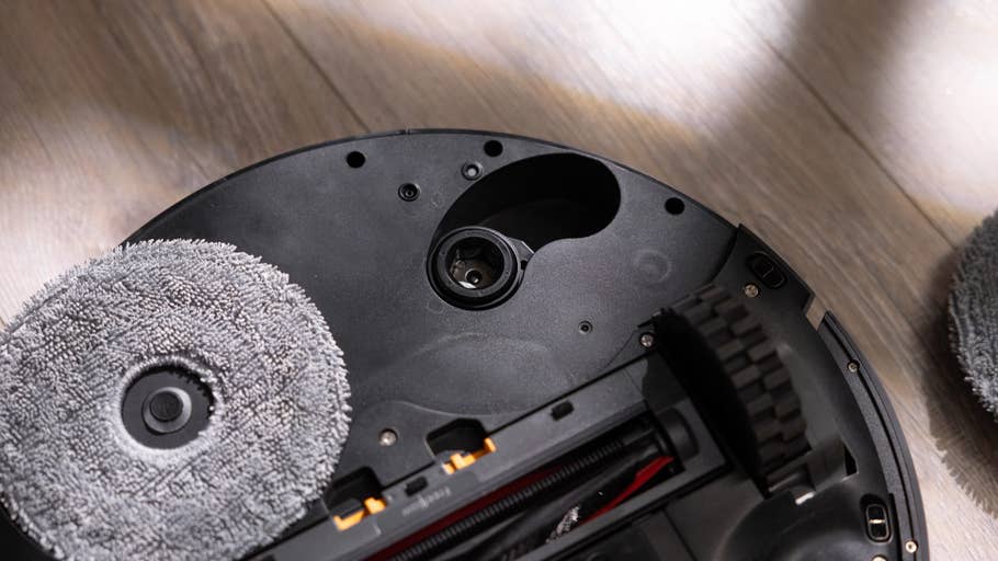 Nahaufnahme der Unterseite eines Roborock Saros Z70 Saugroboters mit Reinigungspads.