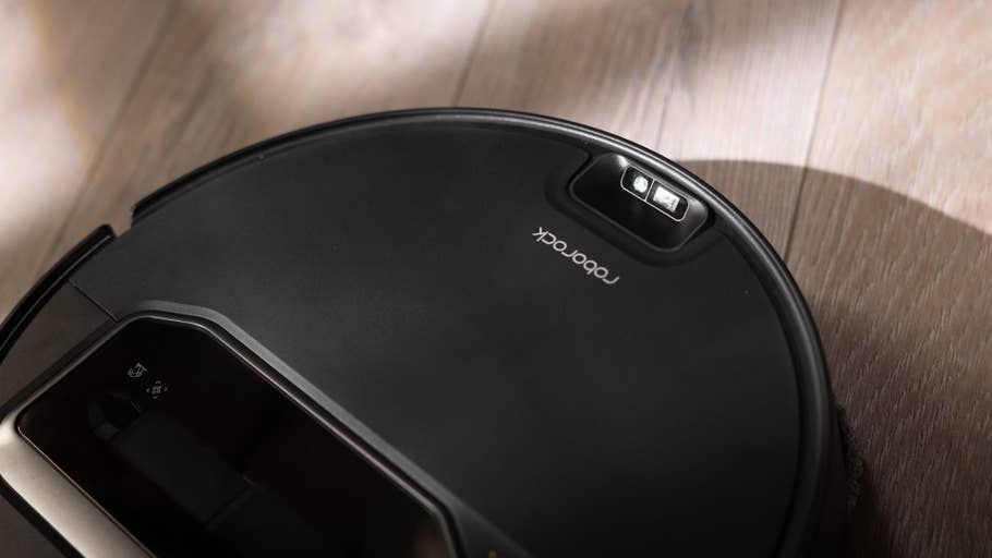 Roborock Saros Z70 Saugroboter auf Holzfußboden.