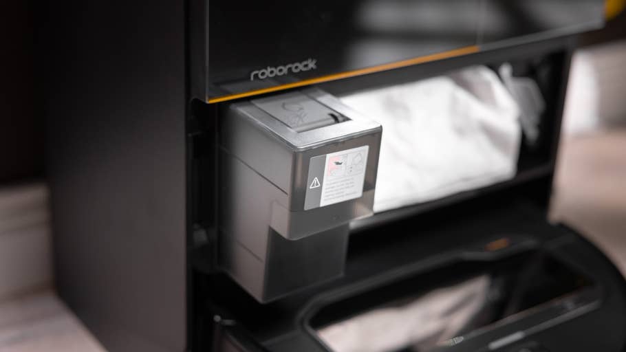 Nahaufnahme eines Roborock Saros Z70 Staubsaugerdocks mit einem Staubbehälter.