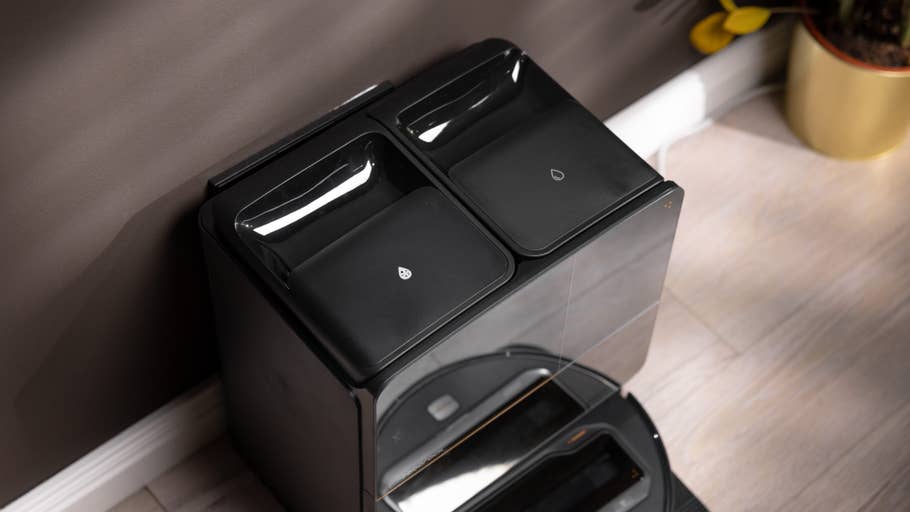 Eine Draufsicht auf einen Roborock Saros Z70 mit zwei Aufbewahrungsfächern.