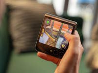 Temple Run wird auf dem Cover-Display des zugeklappten Galaxy Z Flip 5 gespielt