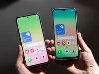 Zwei Samsung-Smartphones der Galaxy A-Serie in der Hand, die bunte Bildschirme mit Wetterinformationen zeigen.