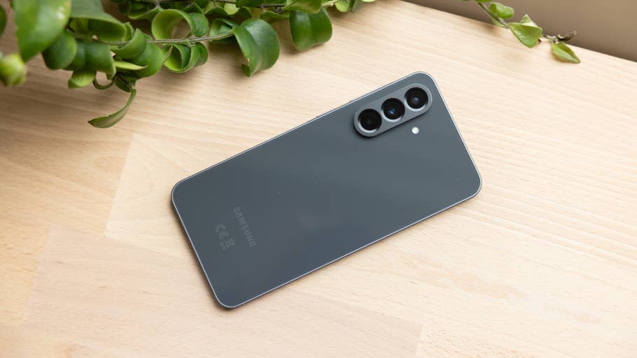 Samsung Galaxy A56 in Dunkelgrau