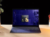 Samsung Galaxy Book 4 Edge zeigt Snapdragon X Elite-Logo auf dem Bildschirm.