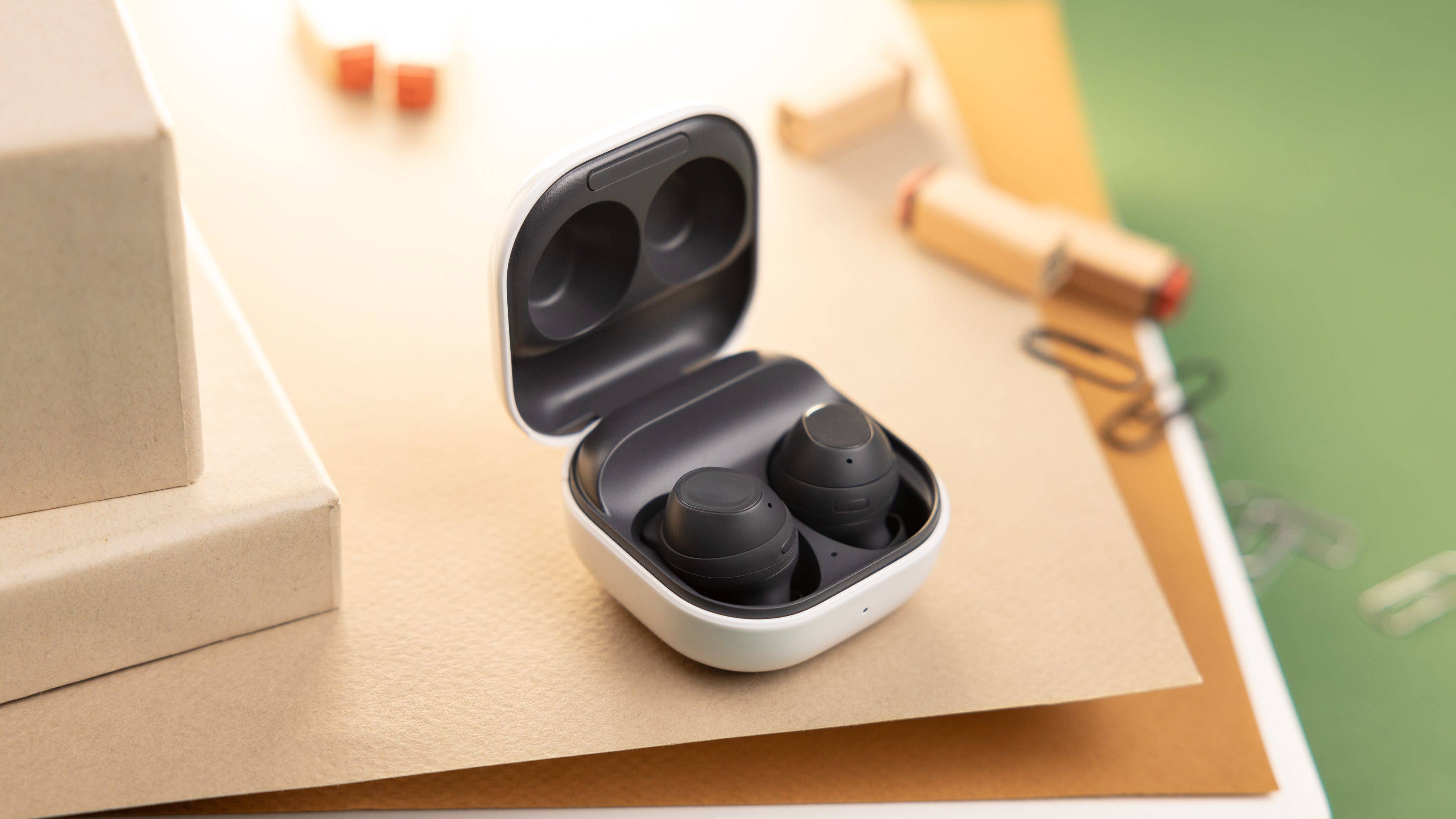 Die Galaxy Buds FE von Samsung liegen im offenen Case
