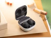 Die Galaxy Buds FE von Samsung liegen im offenen Case