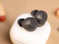 nextpit_Samsung_Galaxy_Buds_FE_on_Case.jpg
