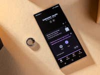 Ein Samsung Galaxy-Handy, das die Samsung Health-App anzeigt, neben einem Samsung Galaxy Ring.