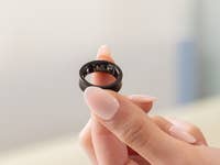 Samsung Galaxy Ring in Schwarz, in der Hand gehalten