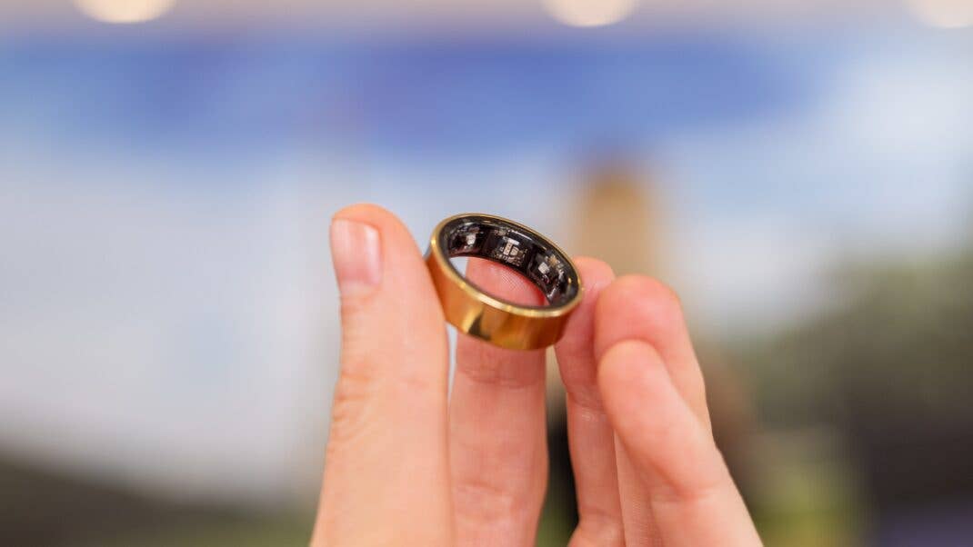 Samsung Galaxy Ring in Nahaufnahme, in der Hand gehalten