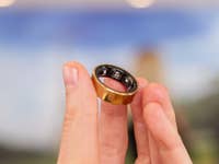 Samsung Galaxy Ring in Nahaufnahme, in der Hand gehalten