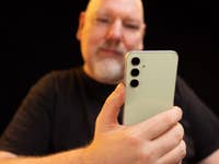 Casi schaut auf das Display des Galaxy S23 FE