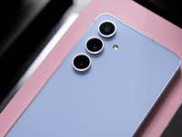 Rückseite des Samsung Galaxy S24 FE mit Blick auf die Kamerasensoren