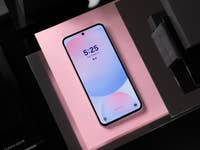 Samsung Galaxy S24 FE liegt mit der Rückseite nach unten auf rosa Papier