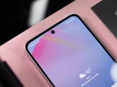 Samsung Galaxy S24 FE liegt mit der Rückseite nach unten auf rosa Papier