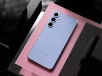 Galaxy S24 FE liegt auf einem Schreibtisch auf rosafarbenem Papier