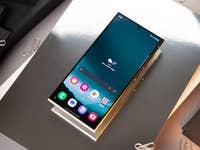 S24 Ultra liegt mit aktivem Display auf dem Tisch