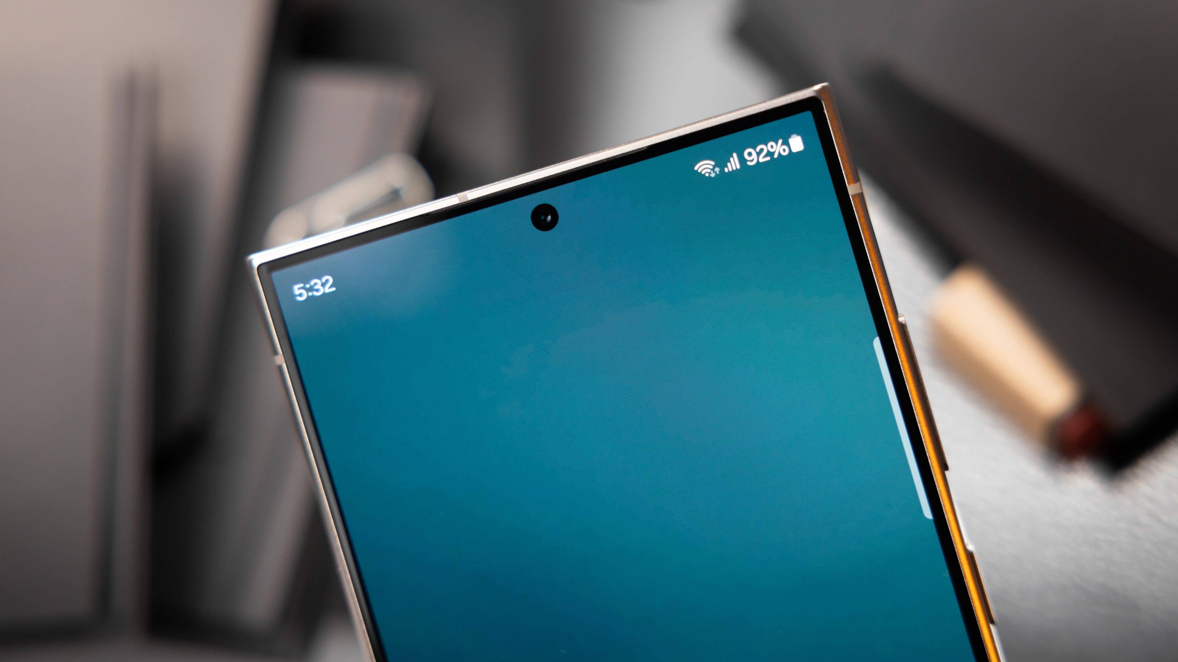 Blick auf die obere Display-Hölfte des Galaxy S24 Ultra