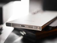 Blick auf das Galaxy S24 Ultra von unten