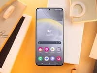 Samsung Galaxy S24+ von vorne mit eingeschaltetem Display