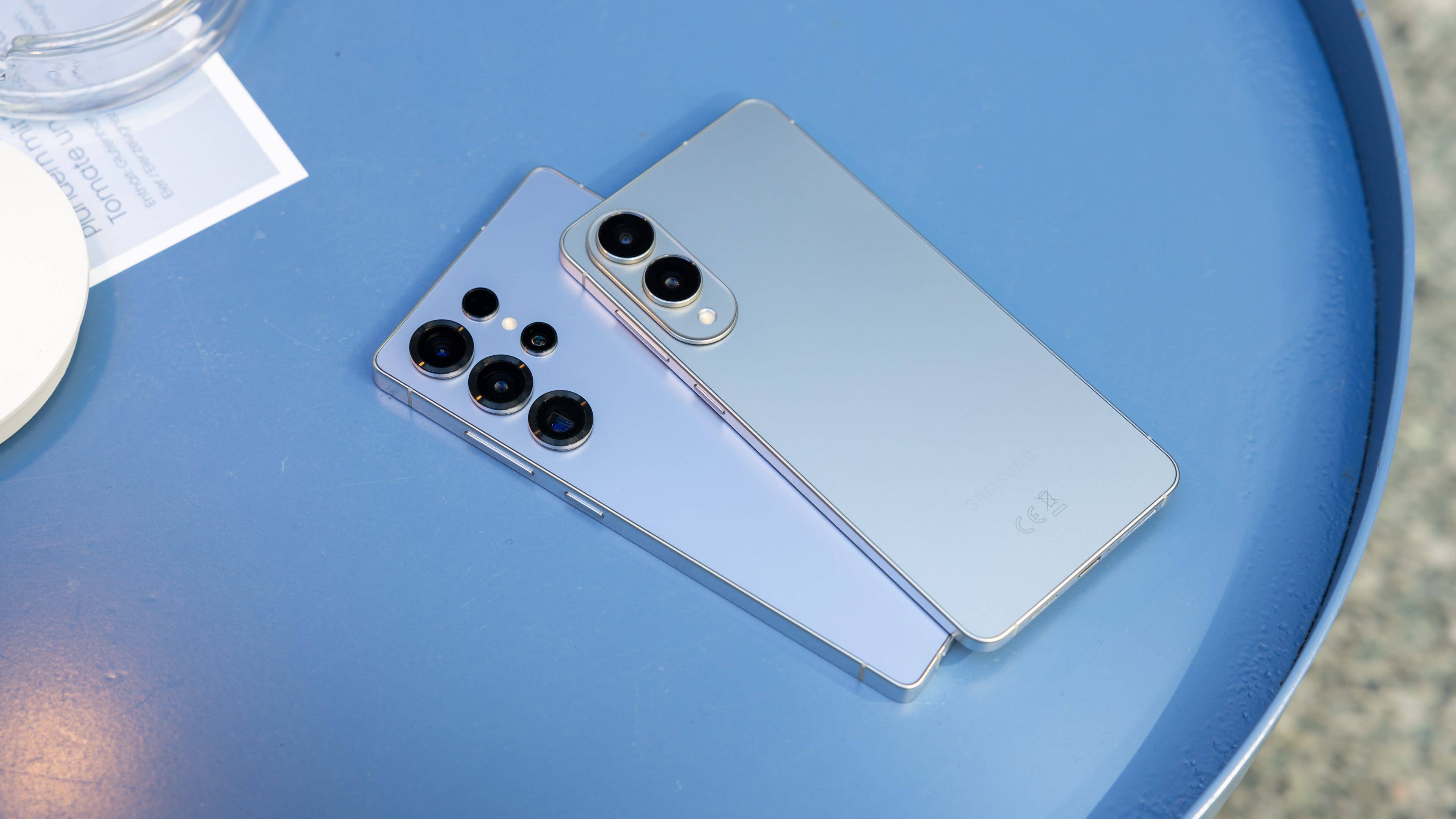 Das S25 Edge (rechts) verzichtet auf Zoom-Kameras