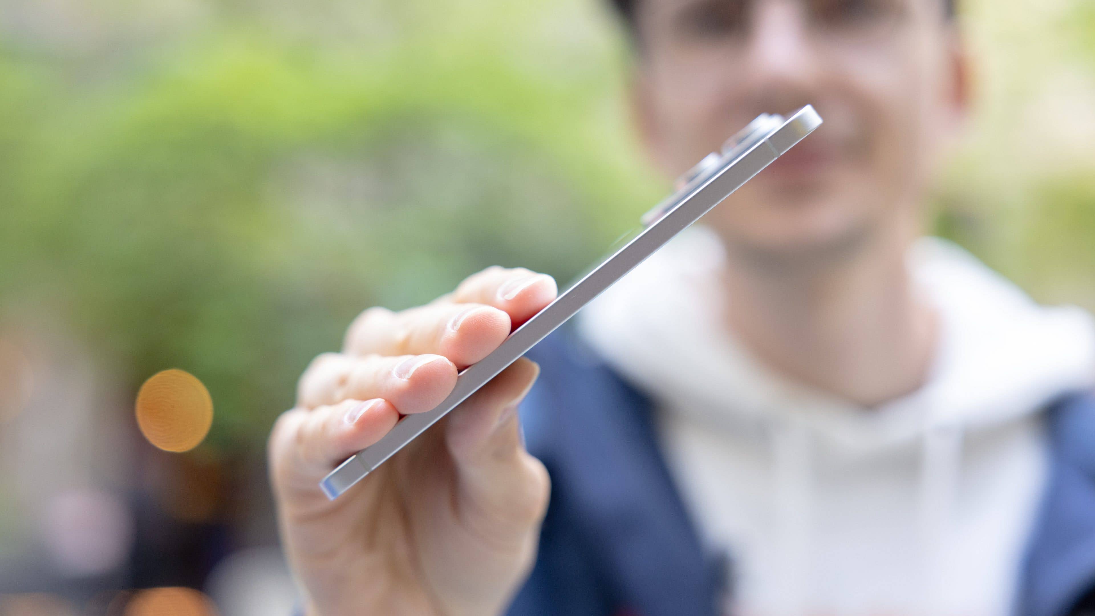 Das Samsung Galaxy S25 Edge ist extrem dünn