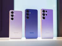 Drei Samsung Galaxy S25 Smartphones in Verlauffarben auf einem Tisch präsentiert.